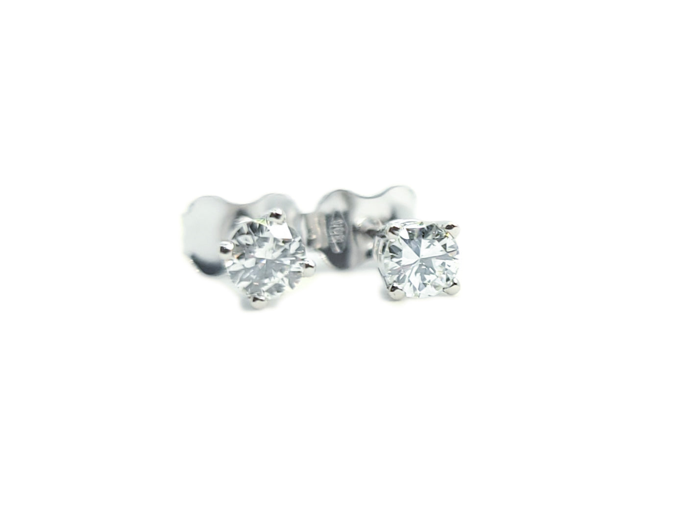 Paire de boucle d'oreilles solitaires en or et diamants