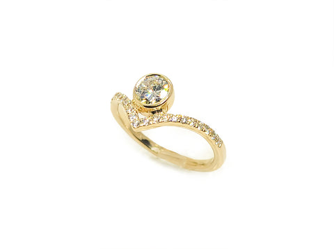 Gold ''V'' Ring & 0.87ct Diamond