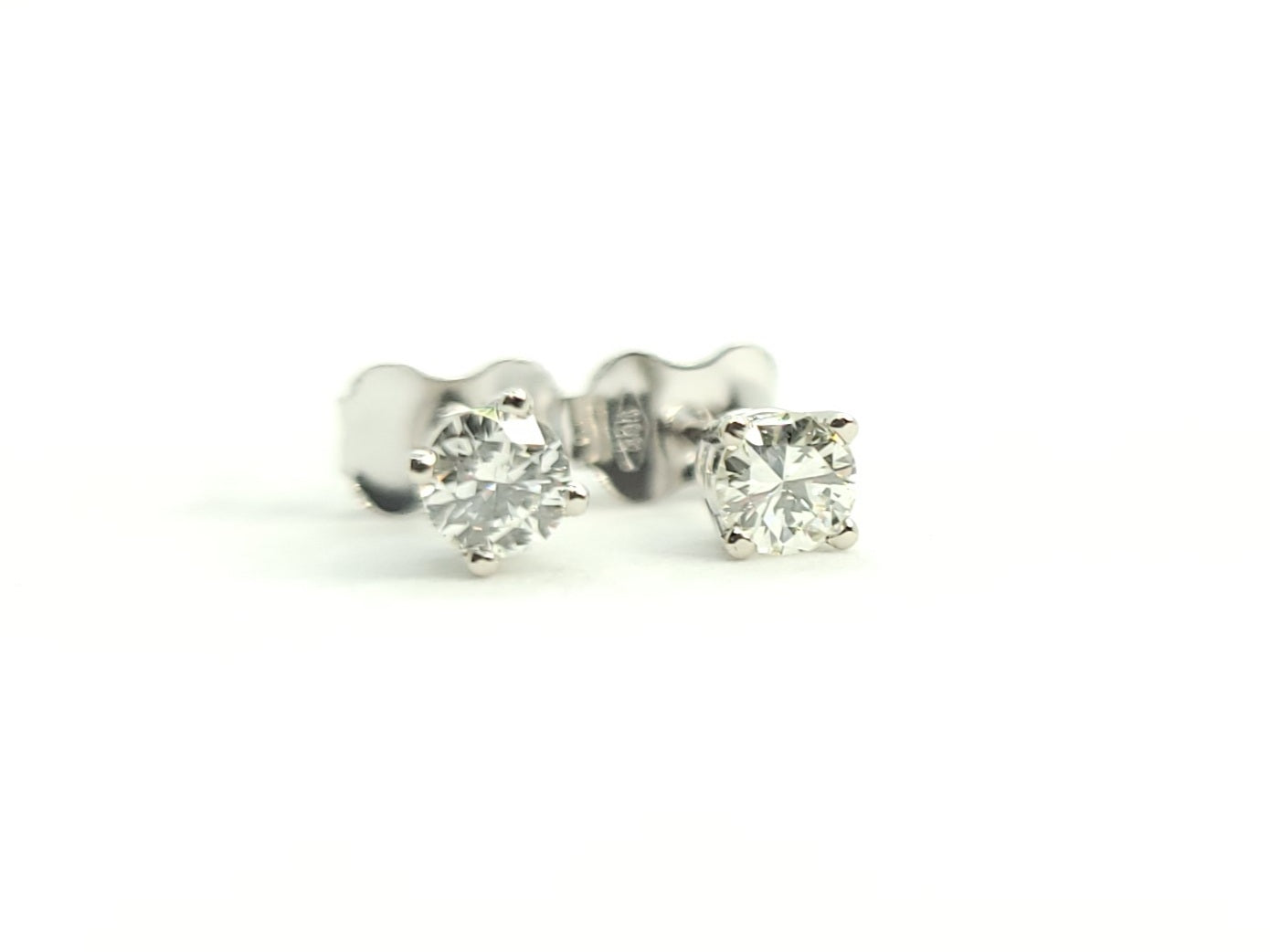 Paire de boucle d'oreilles solitaires en or et diamants