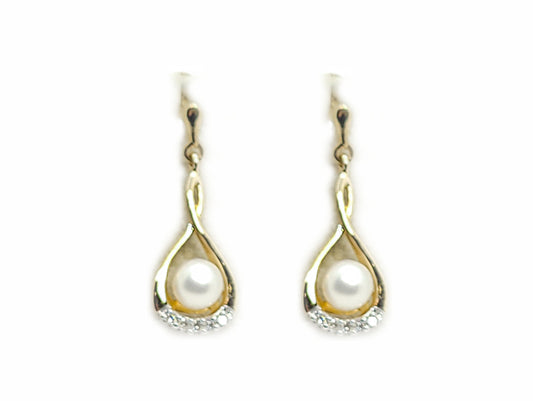 Paire de boucles d'oreilles en or avec perles et diamants